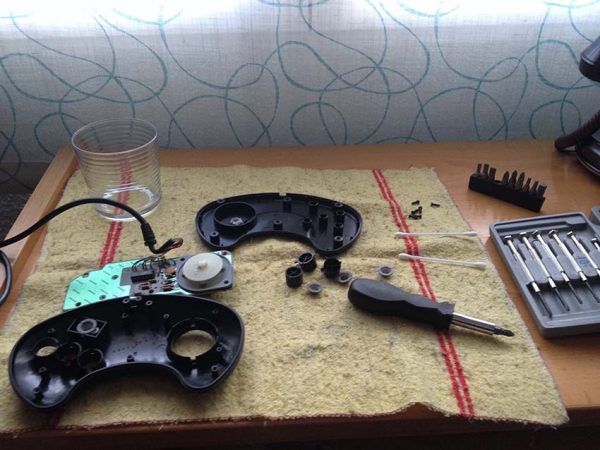 mantenimiento gamepads, consolas antiguas, SNES, Mega Drive, reparación consolas antiguas, mandos consola estropeados, borntoplay