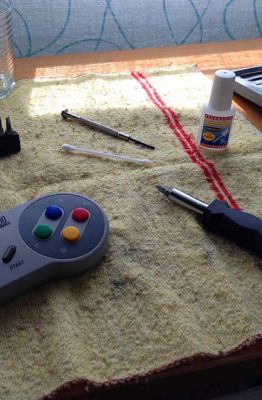 mantenimiento gamepads, consolas antiguas, SNES, Mega Drive, reparación consolas antiguas, mandos consola estropeados, borntoplay.es, mandos consola reparación, colección retro, nintendo, sega, videojuegos clásicos