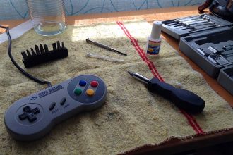 mantenimiento gamepads, consolas antiguas, SNES, Mega Drive, reparación consolas antiguas, mandos consola estropeados, borntoplay.es, mandos consola reparación, colección retro, nintendo, sega, videojuegos clásicos