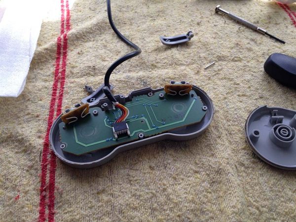 mantenimiento gamepads, consolas antiguas, SNES, Mega Drive, reparación consolas antiguas, mandos consola estropeados, borntoplay