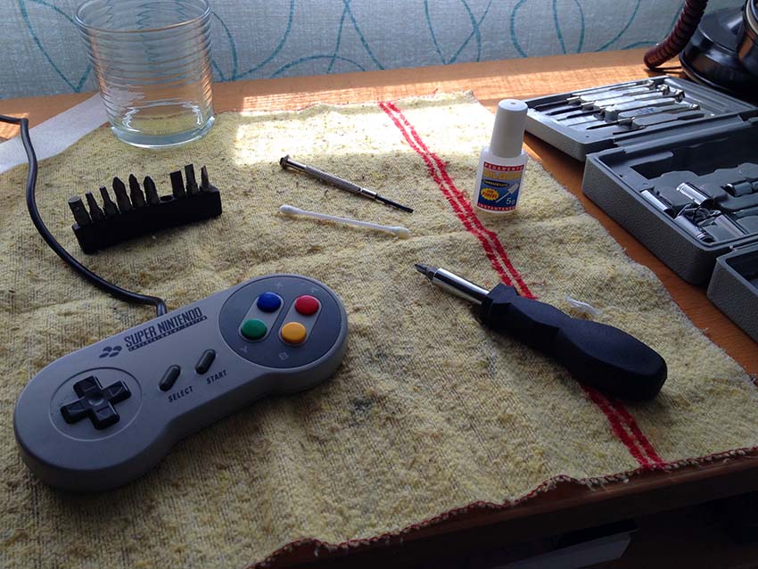 mantenimiento gamepads, consolas antiguas, SNES, Mega Drive, reparación consolas antiguas, mandos consola estropeados, borntoplay.es, mandos consola reparación, colección retro, nintendo, sega, videojuegos clásicos