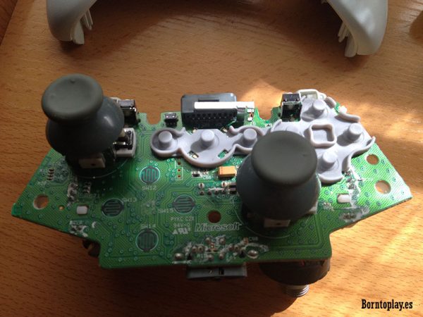 xbox-360-xbox-one-perifericos-mandos-estropeados-mantenimiento-microsoft-arreglar-mandos-consola-estropeados-borntoplay