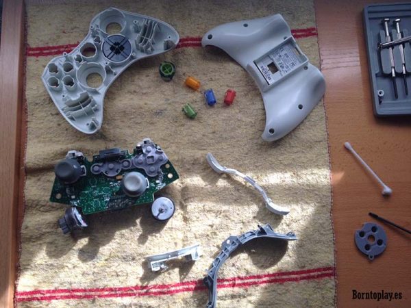xbox-360-xbox-one-perifericos-mandos-estropeados-mantenimiento-microsoft-arreglar-mandos-consola-estropeados-borntoplay